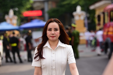 Ca sĩ Vy Oanh, Đàm Vĩnh Hưng tới tòa - Ảnh 1. Bà Nguyễn Thị Mỹ Oanh (Vy Oanh) đến tòa lúc 8h - Ảnh: DUYÊN PHAN