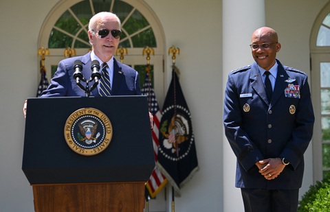 Tổng thống Mỹ Joe Biden (trái) công bố việc đề xuất Đại tướng Charles Q. Brown (phải) làm chủ tịch Hội đồng tham lưu trưởng liên quân Mỹ hồi tháng 5-2023 - Ảnh: AFP Tổng thống Mỹ Joe Biden (trái) công bố việc đề xuất Đại tướng Charles Q. Brown (phải) làm chủ tịch Hội đồng Tham mưu trưởng liên quân nước này hồi tháng 5-2023 - Ảnh: AFP