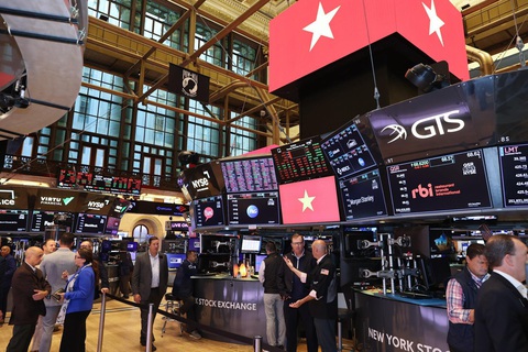 tấm có cờ Việt Nam trong sàn chú thích là "Quốc kỳ Việt Nam được hiển thị khắp sàn NYSE trong sáng Thủ tướng Phạm Minh Chính đến - Ảnh: NHẬT BẮC Quốc kỳ Việt Nam được hiển thị khắp sàn NYSE trong sáng Thủ tướng Phạm Minh Chính đến - Ảnh: NHẬT BẮC