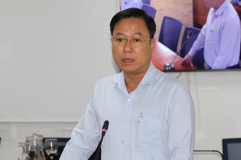 Quấn cỏ nhựa quanh cột điện: Không hẳn là sáng kiến vì chưa phải giải pháp căn cơ - Ảnh 1. Ông Lê Tấn Tài, chủ tịch Ủy ban Mặt trận Tổ quốc Việt Nam quận 5, TP.HCM, nói về công trình quấn cỏ nhựa quanh cột đèn, cột điện - Ảnh: T.N.