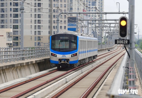 Metro số 1 dự kiến khai thác thương mại vào tháng 7-2024 - Ảnh 1. Tàu metro số 1 hướng về nhà ga An Phú, TP Thủ Đức sáng 29-8 - Ảnh: QUANG ĐỊNH