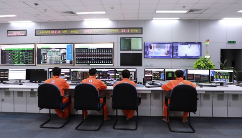 Nhiệt điện Vĩnh Tân 2 đạt tổng sản lượng điện tích lũy 60 tỷ kwh - Ảnh 1. Vận hành viên làm việc tại phòng điều khiển trung tâm