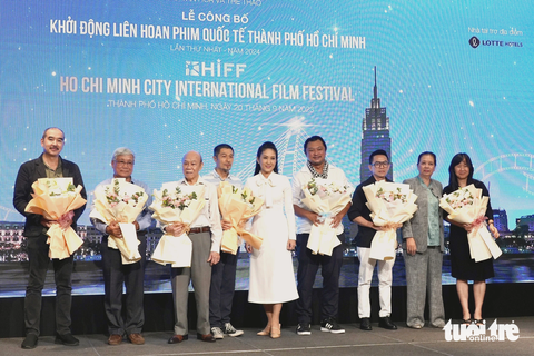 HIFF 3: Bà Nguyễn Thị Thanh Thúy tặng hoa cho dàn cố vấn của liên hoan phim - Ảnh: HỮU HẠNH HIFF 3: Bà Nguyễn Thị Thanh Thúy, phó giám đốc Sở Văn hóa và Thể thao TP.HCM, tặng hoa cho dàn cố vấn của liên hoan phim - Ảnh: HỮU HẠNH
