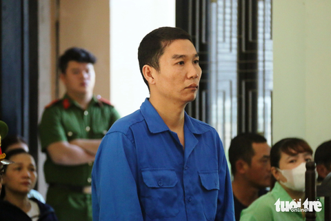 Cựu đại úy công an dùng súng cướp tiệm vàng vì muốn hạ thấp danh dự lãnh đạo - Ảnh 1. Cựu đại úy công an Ngô Văn Quốc nổ súng cướp tiệm vàng tại chợ Đông Ba đứng trước tòa - Ảnh: NHẬT LINH