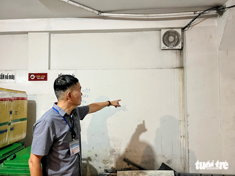Tháo dỡ 'chuồng cọp', mở lối thoát hiểm tại chung cư mini sai phép của ông Nghiêm Quang Minh - Ảnh 3. Khu vực UBND phường Bưởi dự kiến mở thêm cửa thoát hiểm - Ảnh: PHẠM TUẤN