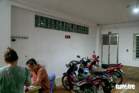 Tháo dỡ 'chuồng cọp', mở lối thoát hiểm tại chung cư mini sai phép của ông Nghiêm Quang Minh - Ảnh 5. Tầng hầm gửi xe của tòa nhà cũng được bố trí phòng cho thuê - Ảnh: PHẠM TUẤN