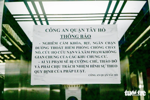 Tháo dỡ 'chuồng cọp', mở lối thoát hiểm tại chung cư mini sai phép của ông Nghiêm Quang Minh - Ảnh 6. Một thông báo của Công an quận Tây Hồ dán trong thang máy tòa nhà