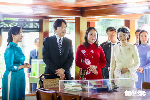 Hoàng thái tử Nhật Bản Akishino thăm nhà sàn Bác Hồ - Ảnh 4. Phó chủ tịch nước Võ Thị Ánh Xuân cùng Hoàng thái tử Akishino và Công nương Kiko nghe thuyết minh tại tầng dưới của nhà sàn, đây là khu vực làm việc của Chủ tịch Hồ Chí Minh vào mùa hè, phòng họp Bộ Chính trị và tiếp khách thân mật. Nhà sàn Bác Hồ là kiến trúc bằng gỗ hai tầng, mái ngói, được xây dựng năm 1958, có kiến trúc nhà sàn dân tộc Tày - Thái ở Việt Bắc, dài 10,5m, rộng 6,2m - Ảnh: NGUYỄN KHÁNH