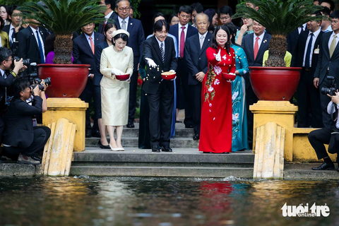Hoàng thái tử Nhật Bản Akishino thăm nhà sàn Bác Hồ - Ảnh 5. Phó chủ tịch nước Võ Thị Ánh Xuân cùng Hoàng thái tử Akishino và Công nương Kiko cho cá ăn tại ao cá Bác Hồ. Ao cá Bác Hồ có diện tích trên 3.000m2. Cá trong ao chủ yếu các loại rô phi, trắm, chép, mè, trôi - Ảnh: NGUYỄN KHÁNH