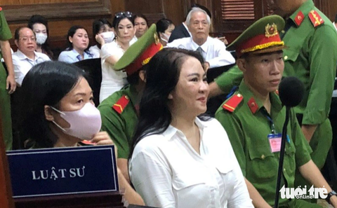 Người đại diện của Nhà báo Đức Hiển đề nghị khởi tố bà Nguyễn Phương Hằng thêm 2 tội - Ảnh 1. Bị cáo Nguyễn Phương Hằng tại tòa - Ảnh: A.T.