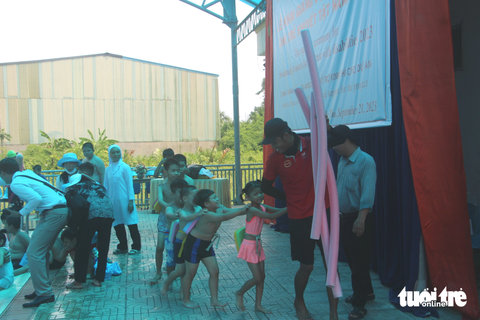 Gần 150 học sinh khuyết tật được dạy bơi phòng, chống tai nạn đuối nước - Ảnh 4. Các em học sinh thích thú khi tham gia lớp học - Ảnh: HOÀI THƯƠNG