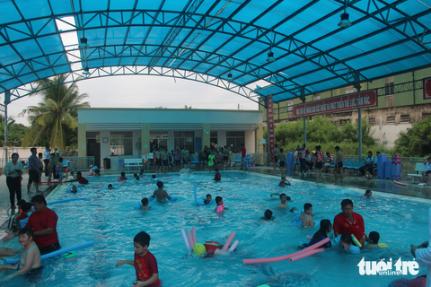 Gần 150 học sinh khuyết tật được dạy bơi phòng, chống tai nạn đuối nước - Ảnh 5. Quang cảnh tập bơi của các em học sinh - Ảnh: HOÀI THƯƠNG