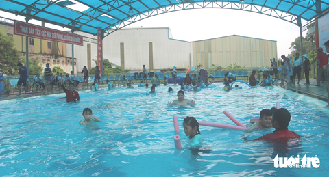 Gần 150 học sinh khuyết tật được dạy bơi phòng, chống tai nạn đuối nước - Ảnh 6. Các em học sinh thích thú khi tham gia lớp học - Ảnh: HOÀI THƯƠNG