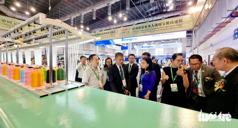 Nền kinh tế bắt đầu có những tín hiệu phục hồi với các đơn hàng tuy chưa lớn nhưng đã trở lại, trong đó nhiều doanh nghiệp dệt may quan tâm tìm hiểu máy móc, thiết bị công nghiệp hỗ trợ để cải tiến sản xuất - Ảnh: BÁ SƠN Nền kinh tế bắt đầu có những tín hiệu phục hồi với các đơn hàng tuy chưa lớn, trong đó nhiều doanh nghiệp dệt may quan tâm tìm hiểu máy móc, thiết bị công nghiệp hỗ trợ để cải tiến sản xuất - Ảnh: BÁ SƠN