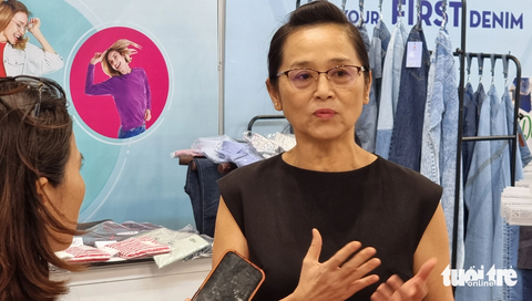 Bà Phạm Thị Xuân Trang - chủ tịch Hiệp hội dệt may tỉnh Bình Dương - cho biết dù đơn hàng vẫn khan hiếm nhưng từ nay tới cuối năm hầu hết doanh nghiệp dệt may thuộc hiệp hội sẽ vẫn cố gắng duy trì thưởng tháng 13 cho công nhân - Ảnh: BÁ SƠN Bà Phạm Thị Xuân Trang - chủ tịch Hiệp hội Dệt may tỉnh Bình Dương - cho biết dù đơn hàng vẫn khan hiếm, nhưng từ nay tới cuối năm hầu hết doanh nghiệp dệt may thuộc hiệp hội sẽ vẫn cố gắng duy trì thưởng tháng 13 cho công nhân - Ảnh: BÁ SƠN
