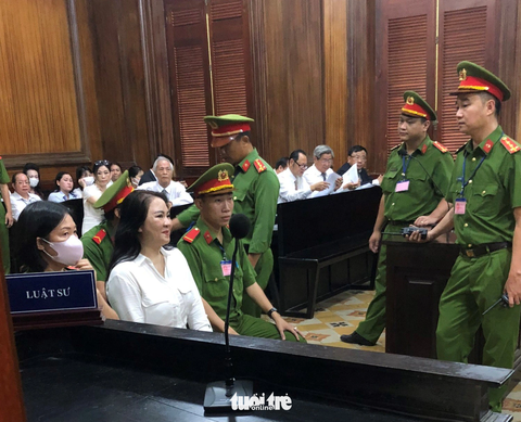 Đề nghị bị cáo Nguyễn Phương Hằng 3-4 năm tù - Ảnh 1. Bị cáo Nguyễn Phương Hằng tại phiên tòa ngày 21-9- Ảnh: A.T