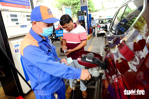 Sau khi tăng liên tục trong nhiều kỳ điều hành trước đó, giá xăng bán lẻ được giữ nguyên trong kỳ điều hành này nhưng dự báo giá xăng dầu sẽ còn “nóng” - Ảnh: QUANG ĐỊNH Giá xăng dầu được điều chỉnh tăng mạnh sau một phiên giữ nguyên - Ảnh: QUANG ĐỊNH