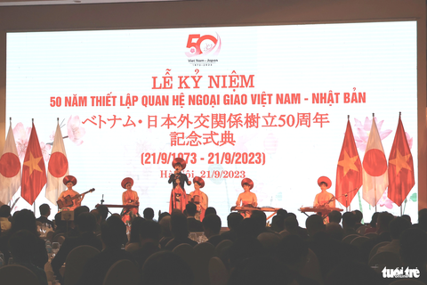 Hoàng thái tử Nhật Bản Akishino: 'Tôi và công nương hết sức vui mừng được trở lại thăm Việt Nam' - Ảnh 4. Nghệ sĩ Việt Nam trình diễn cả lời Việt và Nhật ca khúc Hana wa Saku (Và hoa sẽ nở) - ca khúc tưởng nhớ 18.500 nạn nhân trong thảm họa động đất kinh hoàng năm 2011 ở Nhật Bản - Ảnh: THANH HIỀN