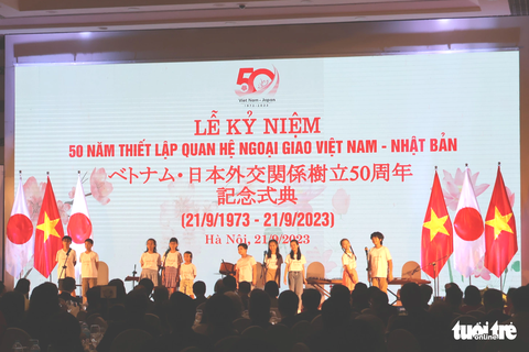 Hoàng thái tử Nhật Bản Akishino: 'Tôi và công nương hết sức vui mừng được trở lại thăm Việt Nam' - Ảnh 3. Thiếu nhi Việt - Nhật đồng ca bài hát Tomodachi nằm trong dự án do Hiệp hội doanh nghiệp Nhật Bản TP.HCM thực hiện trong chuỗi sự kiện kỷ niệm 50 năm - Ảnh: THANH HIỀN