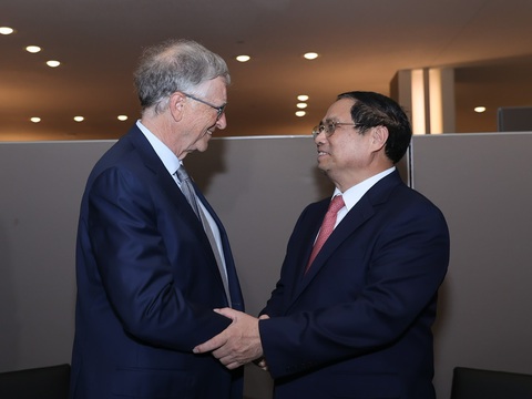 Thủ tướng Phạm Minh Chính mời tỉ phú Bill Gates tư vấn chiến lược - Ảnh 1. Thủ tướng Phạm Minh Chính bắt tay, trao đổi với ông Bill Gates trong cuộc gặp ngày 20-9 - Ảnh: NHẬT BẮC