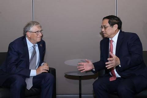 Thủ tướng Phạm Minh Chính mời tỉ phú Bill Gates tư vấn chiến lược - Ảnh 2. Thủ tướng Phạm Minh Chính trao đổi với ông Bill Gates - Ảnh: NHẬT BẮC