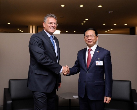 Việt Nam ủng hộ và hỗ trợ Lào đảm nhiệm tốt vai trò Chủ tịch ASEAN - Ảnh 3. Phó chủ tịch Ủy ban châu Âu Marcos Sefcovic khẳng định coi trọng quan hệ hợp tác giữa EU và Việt Nam - Ảnh: Bộ Ngoại giao cung cấp