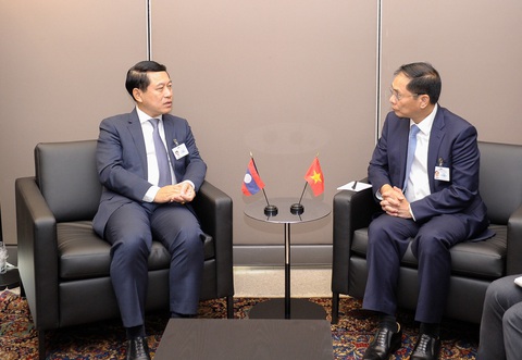 Việt Nam ủng hộ và hỗ trợ Lào đảm nhiệm tốt vai trò Chủ tịch ASEAN - Ảnh 1. Bộ trưởng Bùi Thanh Sơn gặp Phó thủ tướng, Bộ trưởng Ngoại giao Lào Saleumxay Kommasith ngày 20-9 tại New York, Mỹ - Ảnh: Bộ Ngoại giao cung cấp