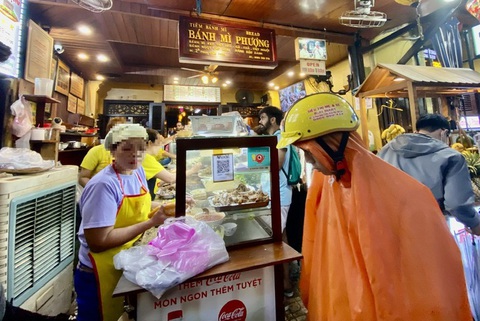 Bánh mì Phượng xin lỗi khách, nói là sơ sót trong quy trình kiểm soát nhập nguyên liệu đầu vào - Ảnh 3. Tiệm bánh mì Phượng - Ảnh: TRƯỜNG TRUNG