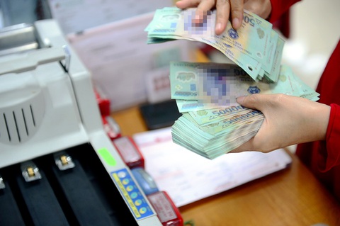 Dù lãi suất huy động đã lao dốc mạnh thời gian qua nhưng lãi suất cho vay vẫn đang được các ngân hàng neo ở mức khá cao, kể cả với lĩnh vực ưu tiên - Ảnh: QUANG ĐỊNH Dù lãi suất huy động đã lao dốc mạnh thời gian qua nhưng lãi suất cho vay vẫn đang được các ngân hàng neo ở mức khá cao, kể cả với lĩnh vực ưu tiên - Ảnh: QUANG ĐỊNH