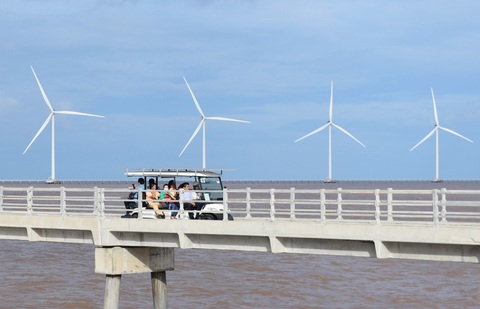 Đầu tư điện gió ngoài khơi để phục vụ nhu cầu xuất khẩu điện đang được nhiều nhà đầu tư quan tâm nhưng vẫn đang chờ chính sách - Ảnh: QUANG ĐỊNH Việc giao cho các tập đoàn năng lượng nhà nước đầu tư điện gió gặp khó khăn - Ảnh minh họa: QUANG ĐỊNH