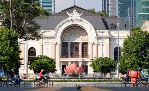 Cận cạnh nhà hát 123 năm tuổi tại TP.HCM chuẩn bị tu bổ - Ảnh 2. Nhà hát Thành phố tọa lạc tại số 7 Công trường Lam Sơn, phường Bến Nghé, quận 1. Nhà hát đến nay đã hơn 123 tuổi, là một trong những điểm tham quan thu hút khách du lịch của thành phố