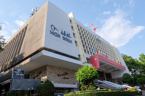 Cận cạnh nhà hát 123 năm tuổi tại TP.HCM chuẩn bị tu bổ - Ảnh 7. Bên cạnh Nhà hát Thành phố, HĐND TP.HCM cũng thông qua chủ trương sửa chữa Nhà hát Hòa Bình, quận 10 với 275 tỉ bằng ngân sách TP. Nhà hát Hòa Bình là công trình lớn mang giá trị văn hóa, lịch sử của TP được xây dựng năm 1985. Đến nay, nhà hát đã trải qua gần 40 năm hoạt động nên nhiều hạ tầng đã xuống cấp, trang thiết bị hư hỏng nặng nề, một số phòng chức năng không đáp ứng nhu cầu hoạt động cần phải được sửa chữa. Dự án dự kiến được sửa chữa trong vòng 2 năm