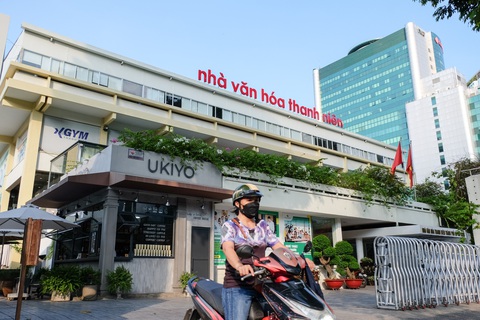Cận cạnh nhà hát 123 năm tuổi tại TP.HCM chuẩn bị tu bổ - Ảnh 8. Tại kỳ họp thứ 11 vừa qua, HĐND TP.HCM đã thông qua hàng chục công trình, dự án xây mới, sửa chữa các thiết chế văn hóa. Đáng chú ý, HĐND TP đã điều chỉnh chủ trương đầu tư xây dựng Nhà văn hóa Thanh niên TP, tăng quy mô 21 tầng, 4 tầng hầm. Tổng mức đầu tư điều chỉnh từ 799 tỉ lên 2.240 tỉ đồng. Thời gian thực hiện dự án từ nay đến năm 2028. Mục tiêu là nhằm phát huy vai trò của thanh niên; tạo điều kiện tổ chức các hoạt động giáo dục, văn hóa, nghệ thuật, thể thao, tình nguyện cho thanh niên TP
