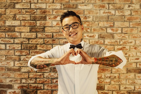 Tuấn Hưng làm MV rất nịnh vợ nhưng người hâm mộ vẫn rất yêu thích bởi đó là tiếng lòng chung của nhiều người - Ảnh: NVCC Tuấn Hưng làm MV rất nịnh vợ nhưng nhiều người hâm mộ vẫn yêu thích bởi đó là tiếng lòng của nhiều người - Ảnh: NVCC