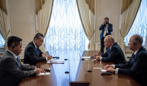 Tổng thống Nga Vladimir Putin (chính giữa hàng bên phải) hội đàm cùng Ngoại trưởng Trung Quốc Vương Nghị (góc xa hàng bên trái) ngày 20-9 - Ảnh: TÂN HOA XÃ Tổng thống Nga Vladimir Putin (thứ hai từ phải qua) hội đàm cùng Ngoại trưởng Trung Quốc Vương Nghị (thứ hai từ trái qua) ngày 20-9 - Ảnh: TÂN HOA XÃ