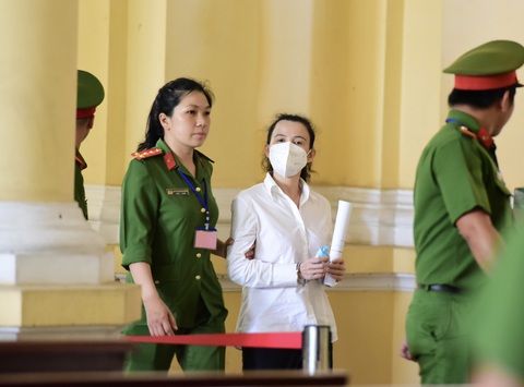 Bà Phương Hằng đòi bà Hàn Ni, ông Trần Văn Sỹ bồi thường 500 tỉ - Ảnh 1. Bà Đặng Thị Hàn Ni trong phiên tòa xét xử bà Phương Hằng - Ảnh: DUYÊN PHAN
