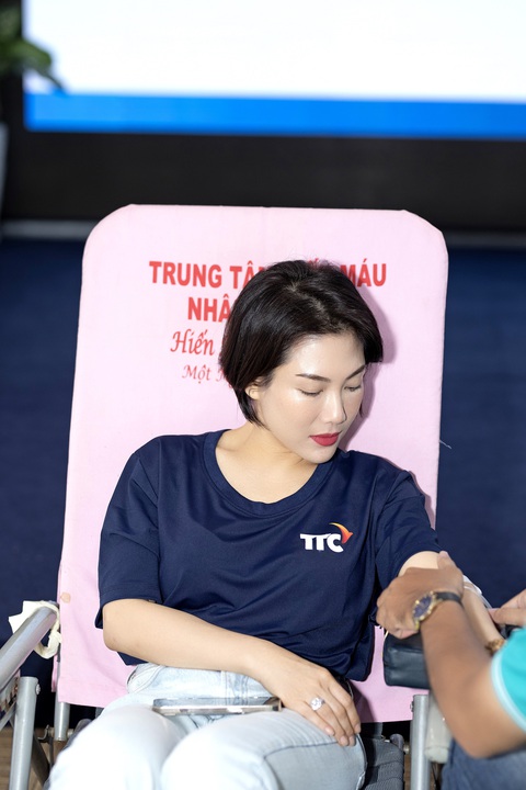 Bà Hồ Thị Phương Thảo - Phó Tổng Giám đốc Tập đoàn TTC trực tiếp tham gia hiến máu. Bà cho biết, hoạt động này vô cùng thiết thực khi tạo nên nhiều kỳ tích, góp phần cứu sống nhiều ca bệnh cần máu. Ảnh: Đ.H Bà Hồ Thị Phương Thảo - phó tổng giám đốc Tập đoàn TTC - trực tiếp tham gia hiến máu. Bà cho biết hoạt động này vô cùng thiết thực khi tạo nên nhiều kỳ tích, góp phần cứu sống nhiều ca bệnh cần máu - Ảnh: Đ.H