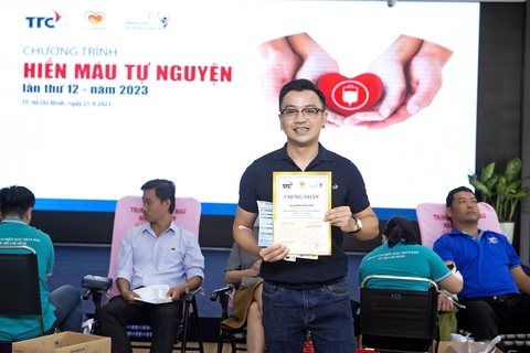 Anh Trần Tiến Công có nhóm máu AB Rh- (nhóm máu hiếm nhất tại Việt Nam), đã đăng ký tham gia khi biết thông tin về chương trình. Ở nước ta, nhóm máu Rh- chiếm tỷ lệ rất ít, khoảng từ 0,04% - 0,07% dân số. Ảnh: Đ.H Anh Trần Tiến Công có nhóm máu AB Rh- (nhóm máu hiếm nhất tại Việt Nam), đã đăng ký tham gia khi biết thông tin về chương trình. Ở nước ta, nhóm máu Rh- chiếm tỉ lệ rất ít, khoảng từ 0,04% - 0,07% dân số - Ảnh: Đ.H