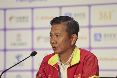 HLV Hoàng Anh Tuấn: 'Kết quả này thể hiện Olympic Việt Nam còn non kém' - Ảnh 1. HLV Hoàng Anh Tuấn tham dự họp báo sau trận thua Iran - Ảnh: ĐỨC KHUÊ