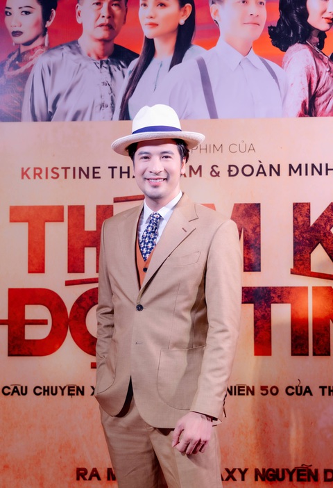 Dàn sao Việt tưng bừng hội ngộ chúc mừng Đoàn Minh Tài ra mắt phim mới - Ảnh 1. Vừa đảm nhận vai nam chính, Đoàn Minh Tài còn giữ vị trí nhà sản xuất phim cùng diễn viên Kristine Thảo Lâm. Nam diễn viên cho biết anh cảm thấy rất áp lực khi thị trường phim ảnh ngày càng có nhiều sự cạnh tranh
