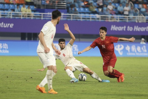 HLV Hoàng Anh Tuấn: 'Kết quả thể hiện Olympic Việt Nam còn non kém' - Ảnh 3. Olympic Việt Nam (áo đỏ) đã nhận được bài học đắt giá sau trận thua Iran - Ảnh: ĐỨC KHUÊ