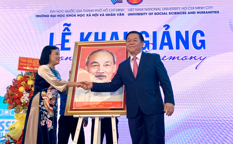 Cần đẩy mạnh, coi tự chủ đại học là giải pháp đột phá để phát triển - Ảnh 1. Ông Nguyễn Trọng Nghĩa tặng ảnh chân dung Chủ tịch Hồ Chí Minh cho Trường đại học Khoa học xã hội và Nhân văn (Đại học Quốc gia TP.HCM) tại lễ khai giảng sáng 21-9 - Ảnh: TRẦN HUỲNH