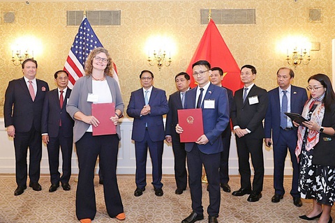 Thủ tướng Phạm Minh Chính chứng kiến lễ trao văn bản ghi nhớ về hợp tác bán dẫn giữa doanh nghiệp Việt Nam và Mỹ - Ảnh: NIC cung cấp Thủ tướng Phạm Minh Chính chứng kiến lễ trao văn bản ghi nhớ về hợp tác bán dẫn giữa doanh nghiệp Việt Nam và Mỹ - Ảnh: NIC cung cấp