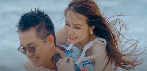 Hình ảnh ngọt ngào của vợ chồng Tuấn Hưng trong MV Gấp đôi yêu thương - Ảnh: NVCC Hình ảnh ngọt ngào của vợ chồng Tuấn Hưng trong MV Gấp đôi yêu thương - Ảnh: NVCC