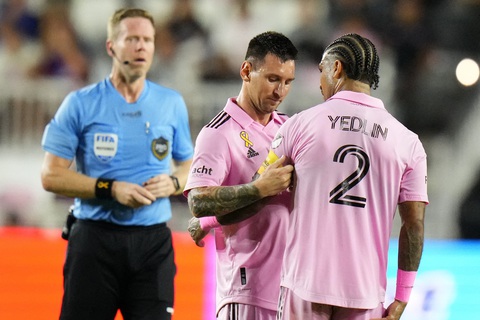 Messi rời sân phút 37 vì chấn thương, Inter Miami vẫn thắng đậm - Ảnh 1. Messi trao lại băng đội trưởng cho DeAndre Yedlin khi rời sân vì chấn thương - Ảnh: REUTERS