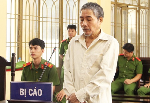 Bực vợ không nấu cơm rồi chửi mắng mình, người đàn ông túm tóc đập đầu vợ vào cột nhà tử vong - Ảnh 1. Bị cáo Hồ Văn Thu tại phiên tòa - Ảnh: V.TRẦN