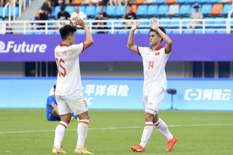 Các cầu thủ tấn công của Olympic Việt Nam đã triển khai bóng nhịp nhàng và nhiều đấu pháp hơn - Ảnh: ĐỨC KHUÊ Các cầu thủ tấn công của Olympic Việt Nam đã triển khai bóng nhịp nhàng và nhiều đấu pháp hơn - Ảnh: ĐỨC KHUÊ