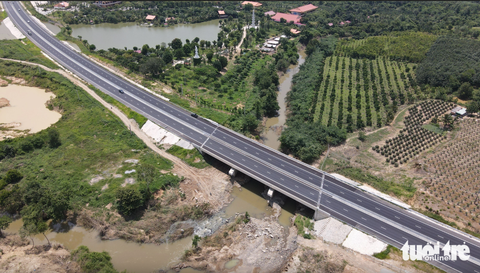 Bộ yêu cầu kiểm điểm, xử lý triệt để ngập cao tốc Phan Thiết - Dầu Giây - Ảnh 1. Lòng sông Phan chảy ngang cao tốc Phan Thiết - Dầu Giây chưa được thanh thải - Ảnh: ĐỨC TRONG