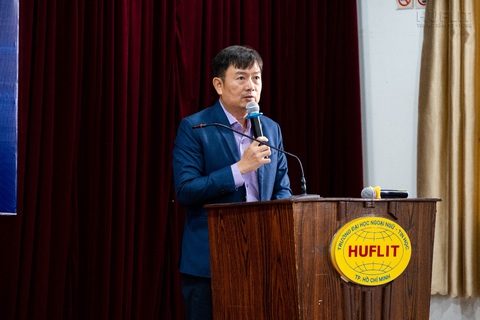 HUFLIT ứng dụng AI vào công tác giảng dạy tại SFD lần thứ 20 - Ảnh 3. TS Nguyễn Anh Tuấn - hiệu trưởng HUFLIT - chia sẻ tại ngày hội