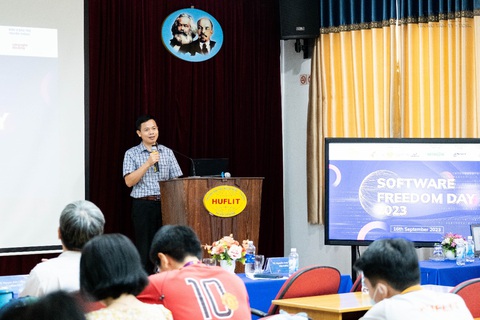 HUFLIT ứng dụng AI vào công tác giảng dạy tại SFD lần thứ 20 - Ảnh 4. PGS.TS Nguyễn Ngọc Vũ trình bày nội dung "Ứng dụng AI tạo tài nguyên học tập cho MOODLE tại HUFLIT"